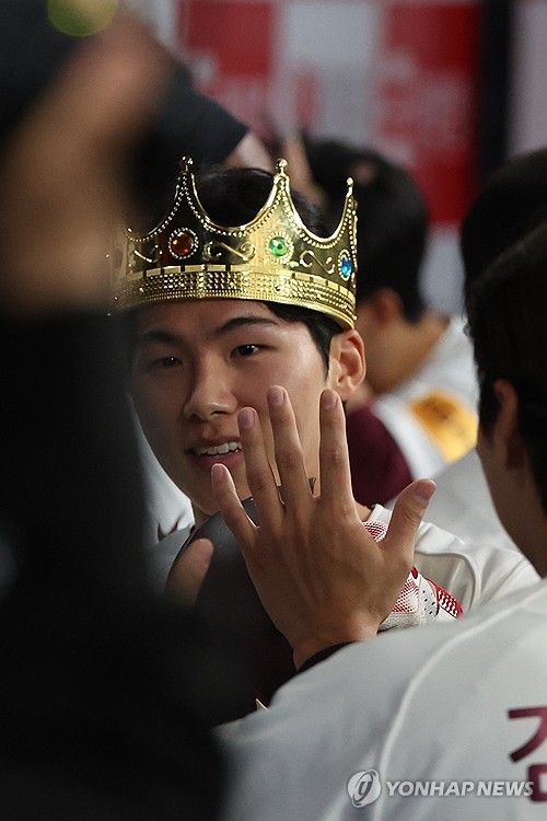 첫 타석부터 왕관 쓴 김혜성