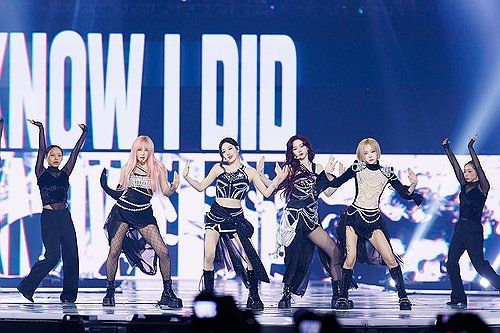 퍼포먼스 펼치는 에스파