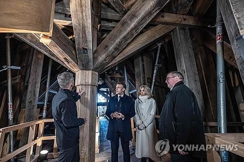 지난달 29일 노트르담 대성당 내부를 방문한 마크롱 대통령 부부