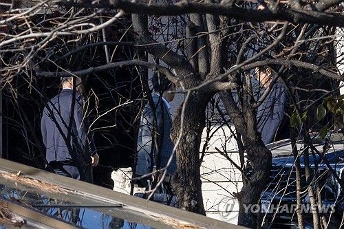 비공개 회동 참석하는 정진석-신원식