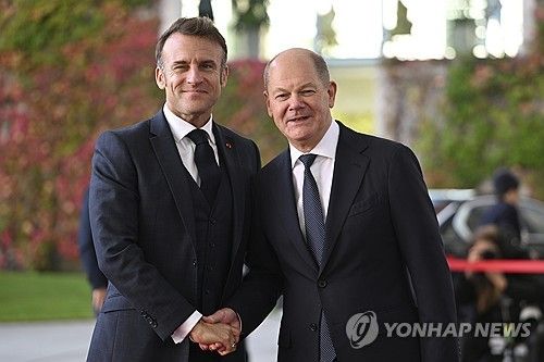 에마뉘엘 마크롱 프랑스 대통령(왼쪽)과 올라프 숄츠 독일 총리