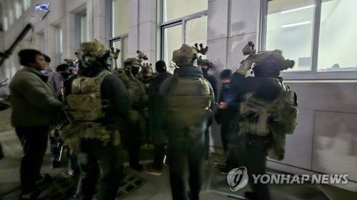 국회 진입 시도하는 계엄군
