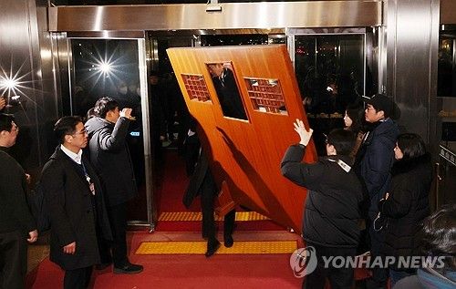 계엄군 국회 진입 막는 국회 직원들