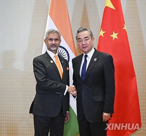 악수하는 S. 자이샨카르 인도 외무장관(왼쪽)과 왕이 중국공산당 중앙외사판공실 주임