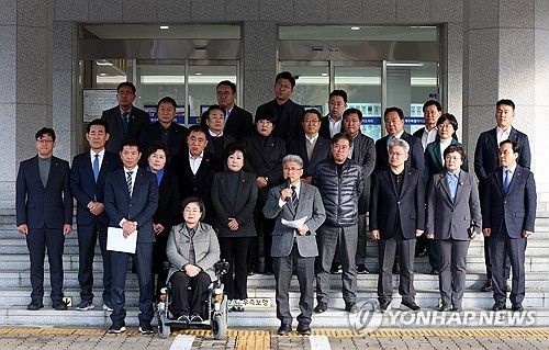 입장 밝히는 제주도의회 의원들