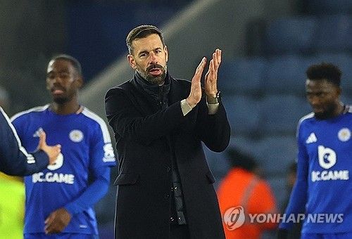 레스터시티 감독 데뷔전 승리 후 박수치는 판니스텔로이. 