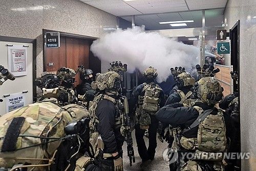 국회 본청 진입한 군...소화기 뿌리며 저항