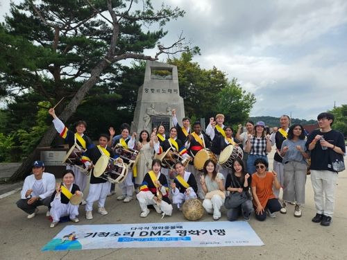 다국적 평화풍물패 '기적소리'