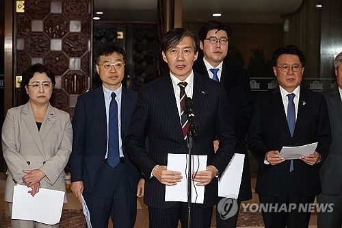 대통령 탄핵소추안 발표하는 조국혁신당