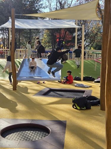 노해체육공원 통합놀이터에서 아이들이 노는 모습