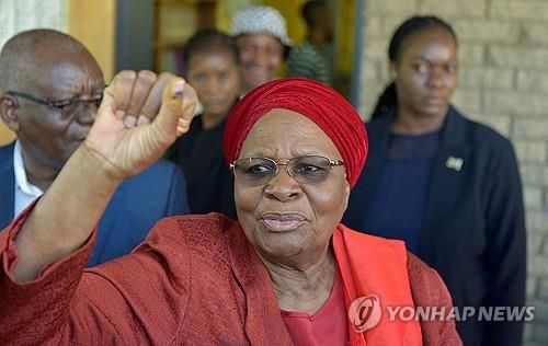 나미비아 첫 여성 대통령으로 당선된 난디-은다이트와 부통령