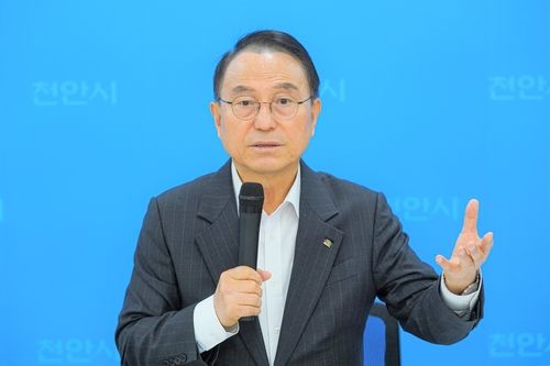 브리핑하는 박상돈 시장