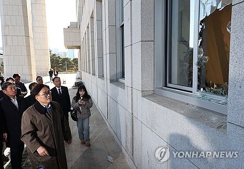 계엄군 진입 유리창 살펴보는 우원식 국회의장