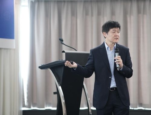 장애인 체육인 실태 조사 결과를 발표하는 박범진 넥스트리서치 본부장