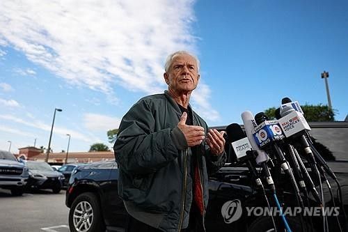 수감 전 기자들 앞에서 발언하는 나바로 전 백악관 국장