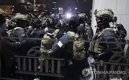 국회 본관 진입 시도하는 계엄군