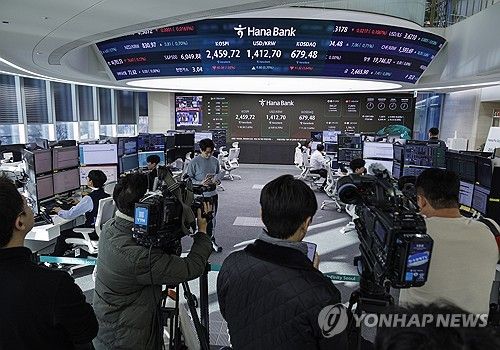 비상계엄 사태 증시·외환시장 동향에 쏠린 언론