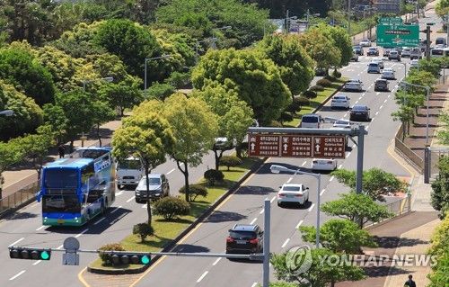 제주시 도로 달리는 차량들