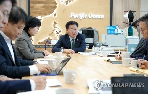 제주도 긴급회의 여는 오영훈 제주지사(가운데)