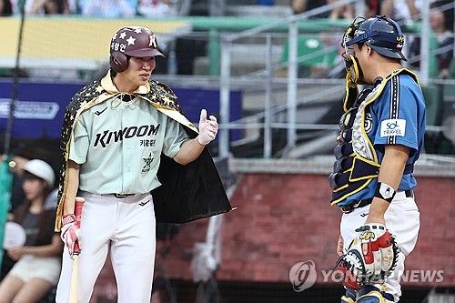 망토 두른 김혜성