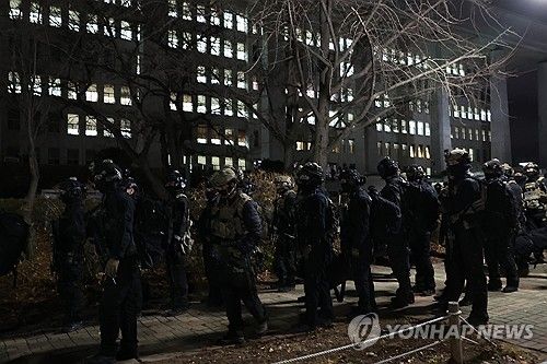 국회에서 철수하는 군병력