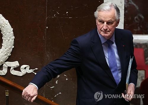 연단 내려가는 바르니에 총리