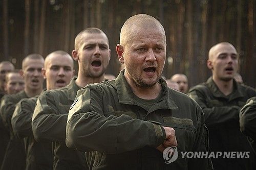 훈련받는 우크라이나 신병