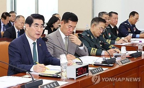 답변하는 김용현 국방부 장관
