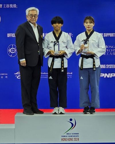 조정원 WT 총재와 자유품새 부분 MVP에 선정된 변재영, 차예은(이상 왼쪽부터). 