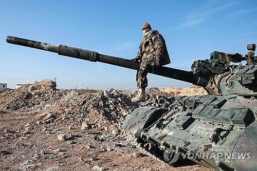 시리아 정부군이 버리고 간 탱크에 올라탄 반군