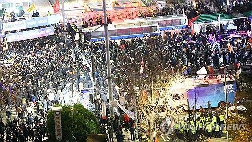 계엄령 선포에 국회 앞은 아수라장