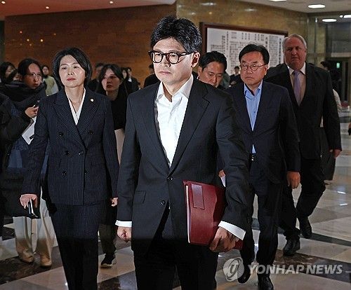 비상의원총회 참석하는 한동훈 대표