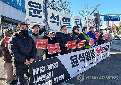 대통령 탄핵 요구하는 강릉비상행동 회원들