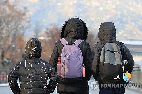 서울 광화문광장에서 두꺼운 옷을 입은 시민들이 이동하고 있다. [연합뉴스 자료사진]