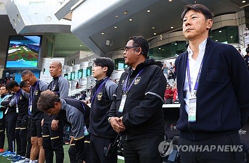 경기 시작 기다리는 신태용 감독