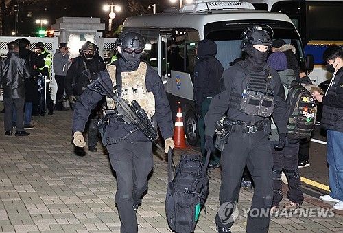 비상계엄 해제 의결 후 철수하는 군