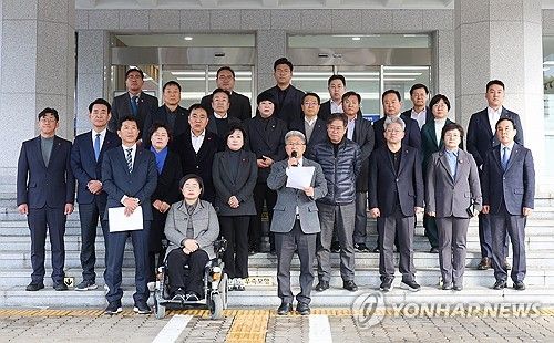 계엄선포 관련 입장 발표하는 제주도의원들