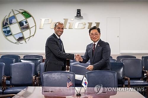 악수하는 한미 NCG 대표 