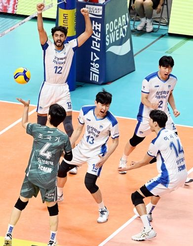 환호하는 삼성화재 선수들