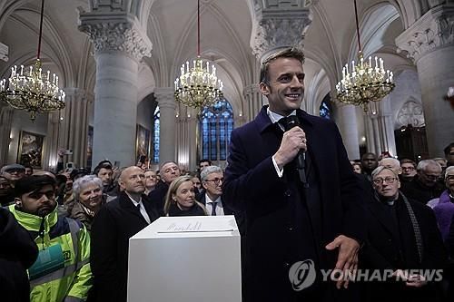 지난달 29일 대성당 내부를 처음 방문해 복원 관계자들의 노고를 치하한 마크롱.