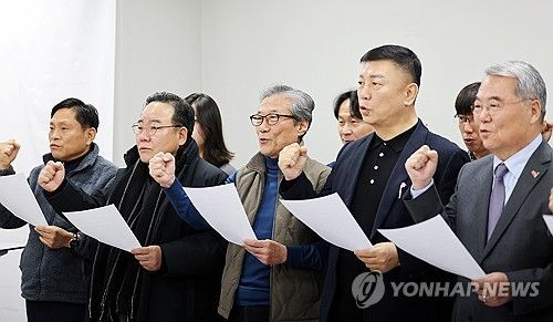 비상계엄 성명서 낭독하는 5·18 단체
