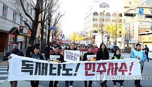 전주 도심 행진하며 외치는 "윤석열 퇴진하라"