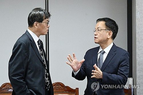 대화하는 최상목 부총리-이창용 한은 총재