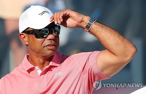 히어로 월드 챌린지 코스 상태를 둘러보는 타이거 우즈.