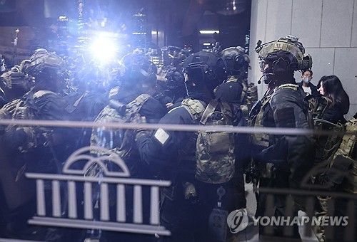 국회 본청 진입 준비하는 계엄군