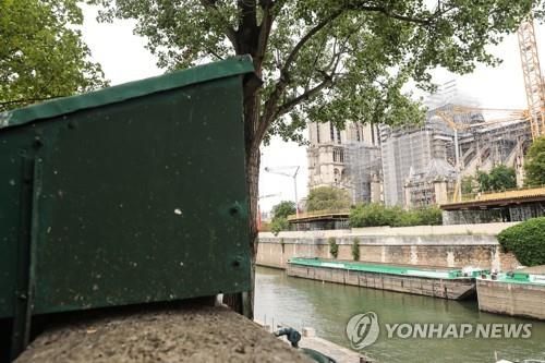 노트르담 대성당 인근 센강변의 노천 서점.