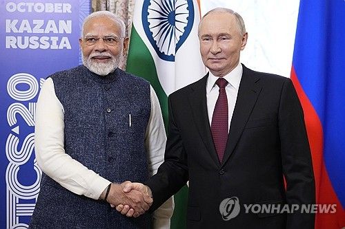 손 맞잡은 나렌드라 모디 인도 총리(왼쪽)과 블라디미르 푸틴 러시아 대통령