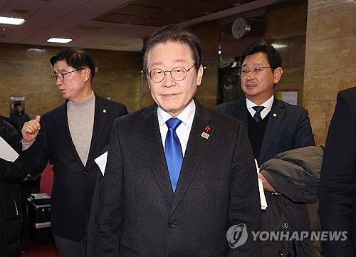 최고위원회의 마친 이재명 대표