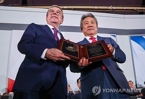 헌액패·증서 받은 토마스 바흐 IOC 위원장