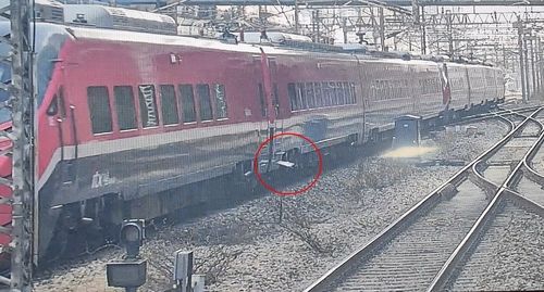 출입문 발판 개방 상태로 주행 중인 열차